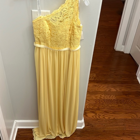 Bridesmaid dress from David’s Bridal. Long one shoulder with lace. Canary yellow - Picture 1 of 2